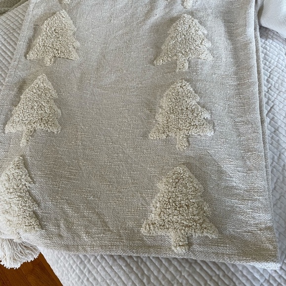 CUPCAKES AND CASHMERE CHENILLE CHRISTMAS TREE DESIGN THROW/BLANKET NWOT - Picture 5 of 12